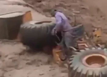 Gran Mendoza: La tormenta arrastró una topadora y un operario quedó colgando de una cuerda