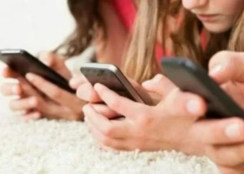 Francia busca prohibir el uso de redes sociales y restringir el uso del celular en adolescentes