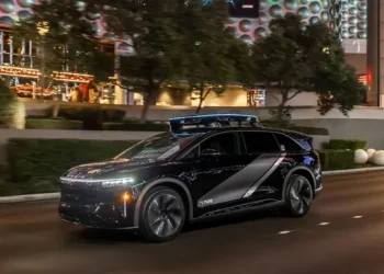 Uber presentó su nuevo robotaxi y promete lanzamiento en EEUU en 2026