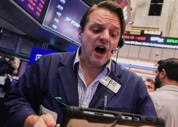 Jueves negro: el riesgo país se disparó y las acciones se hundieron hasta un 8% en Wall Street