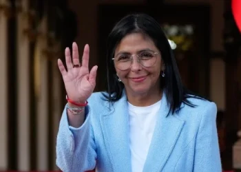 Delcy Rodríguez advierte que Machado tendrá que «responder ante Venezuela» si regresa al país
