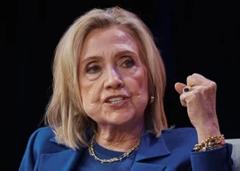 Hillary Clinton dijo que no estaba al tanto de los delitos de Epstein y que no recuerda haberlo conocido