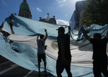 Manifestantes cortaron la 9 de Julio y se enfrentaron con la Policía; hay 3 detenidos