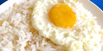 Por qué el arroz con huevo brinda los mismos beneficios que la carne roja en proteínas, según los expertos