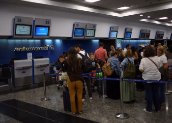 Aerolíneas Argentinas canceló 255 vuelos por el paro general de la CGT y la medida afectará a 31.000 usuarios