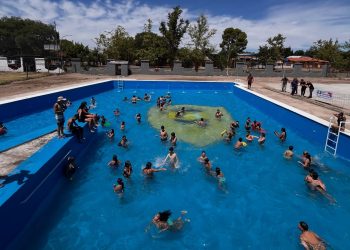 “Verano en el Club”: Huracán abre su pileta para una jornada recreativa con niños y familias