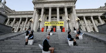 Activistas de Greenpeace detenidos tras realizar una protesta pacífica en las escalinatas del Congreso de la Nación