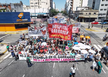 Tensión en el Congreso: hay incidentes entre la policía y los manifestantes mientras se debate la reforma laboral (transmisión en vivo)