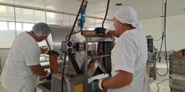La sala municipal de extracción de miel avanza con beneficios para pequeños productores y proyecta procesar 50 toneladas este año