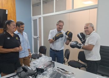 El Municipio entregó material deportivo para la escuela de boxeo de la Isla del Río Diamante
