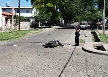 Choque entre una moto y un auto en Las Heras y Beltrán: un herido