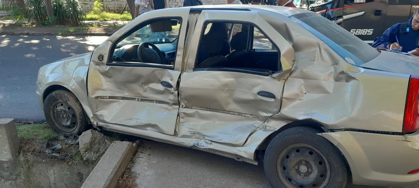 Choque entre un colectivo y un auto en Tirasso y Olascoaga dejó dos ...