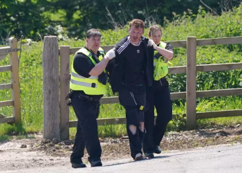 Caminó 45 kilómetros por el campo para matar a su expareja y a su hijastro: la cacería humana que paralizó a un país