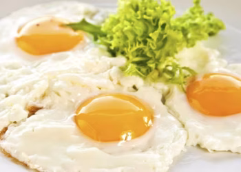 Por qué hay que ponerle vinagre a un huevo frito: el truco que mejora sabor, textura y cocción