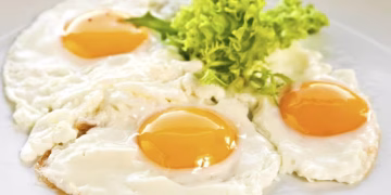 Por qué hay que ponerle vinagre a un huevo frito: el truco que mejora sabor, textura y cocción