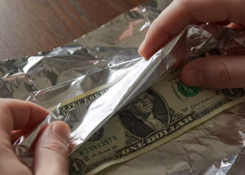 El misterio del dólar envuelto en papel aluminio dentro de la billetera: la explicación del Feng Shui a la tendencia del momento