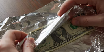 El misterio del dólar envuelto en papel aluminio dentro de la billetera: la explicación del Feng Shui a la tendencia del momento