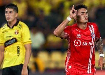 Argentinos Juniors venció con diez a Barcelona en Ecuador 