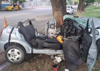 Otra tragedia en el país: chocaron contra un árbol, el auto se desintegró y hay dos muertos