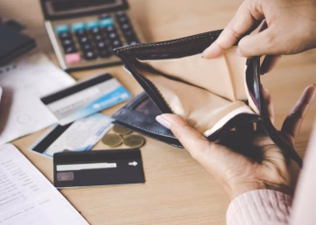 Ante el aumento de clientes con pagos atrasados, bancos recortan límites en las tarjetas y refinancian deudas