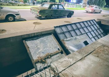 Irresponsables utilizaron un desagüe aluvional para depositar carteles publicitarios