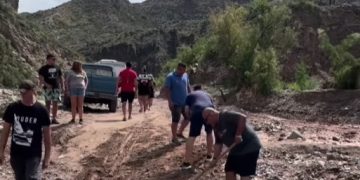 Se hizo viral: choferes de turismo arreglan “a pico y pala” el camino del Cañón del Atuel