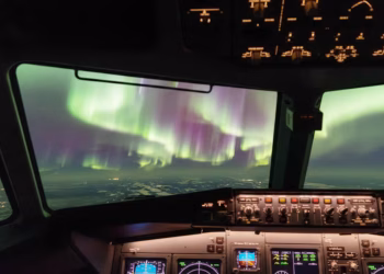 Espectacular imagen: así se ven las auroras boreales desde un avión