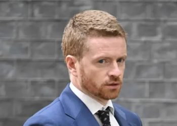 El jefe de Gabinete del primer ministro británico renunció salpicado por el caso Epstein