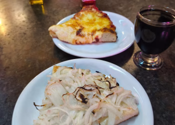 Fue a una reconocido pizzería del país, pidió una porción de muzzarella, una de fugazza y un vaso de vino: mostró el ticket final