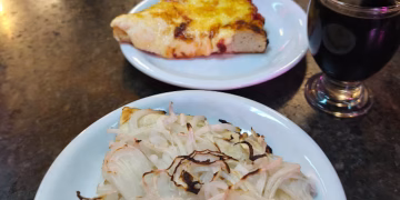 Fue a una reconocido pizzería del país, pidió una porción de muzzarella, una de fugazza y un vaso de vino: mostró el ticket final