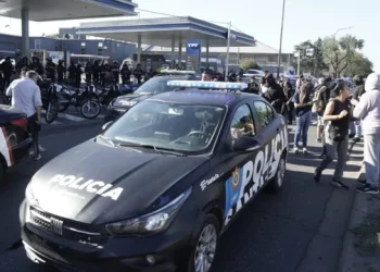 Policías se acuartelaron en Santa Fe en reclamo por salarios