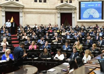 El Gobierno cedió al artículo de las licencias y Diputados aprobó la reforma laboral, pero el proyecto tendrá que volver al Senado