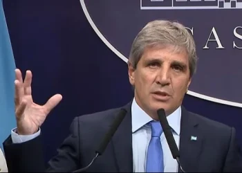 Caputo dijo que seguirá comprando dólares evitando que suba y que bajará la inflación