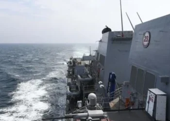 Reino Unido envía un buque de guerra y helicópteros para proteger bases británicas en Chipre