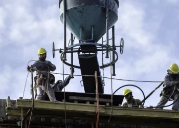 Según el INDEC, la construcción sigue en alza, mientras que la industria no logra repuntar