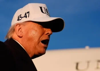 Trump dice que las fuerzas armadas de Estados Unidos «arrasaron» blancos militares en la isla iraní de Jark