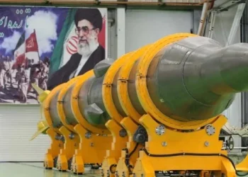 Irán despliega anza por primera vez el misil Sejil contra Israel