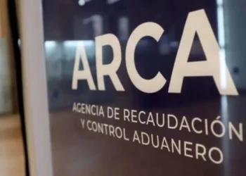 El gobierno mantuvo el superávit fiscal en febrero mediante recortes en 13 áreas del gasto público