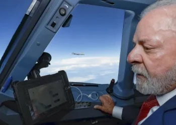 Lula bautiza el primer avión caza supersónico fabricado en Brasil