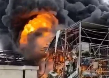 Alerta química en Israel: restos de un misil provocaron un incendio y evacuaciones en Neot Hovav