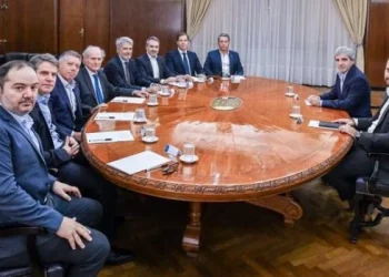 Caputo se reunió con supermercadistas: quejas por las tasas que les cobran los intendentes