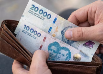 El Gobierno sale a inyectar pesos con un doble objetivo: darle un envión al consumo y sacar del piso al dólar