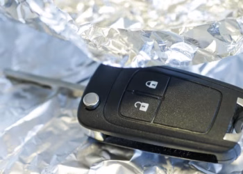 Por qué recomiendan envolver la llave del auto en papel aluminio y para qué sirve