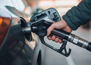 Cuánto paga de impuestos un automovilista cada vez que carga un litro de nafta en el surtidor