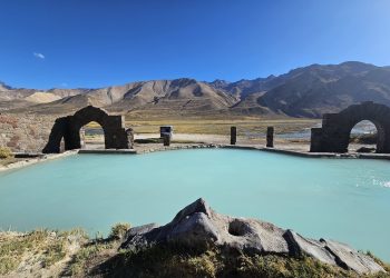 Todos se enamoran del hotel abandonado y las termas de El Sosneado, pero el camino sigue siendo un obstáculo
