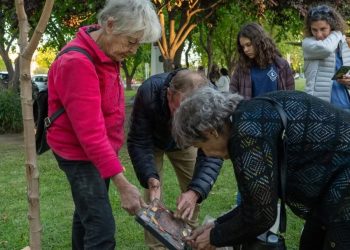 Colocaron placas de Ramiro Bustillo y Margarita Azize Weiss en la Plaza de la Memoria