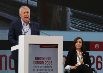 Cornejo anunció que impulsará una ley para promover el uso de jugos naturales de frutas en bebidas