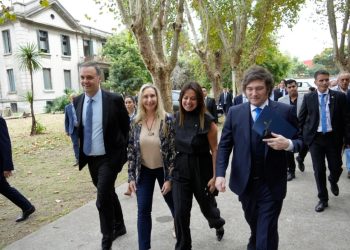 Ultraactividad y exposición: los pasos del Gobierno para sostener a Manuel Adorni