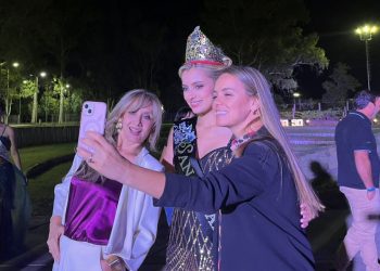 Azul y una destacada participación en el Brindis de las Reinas