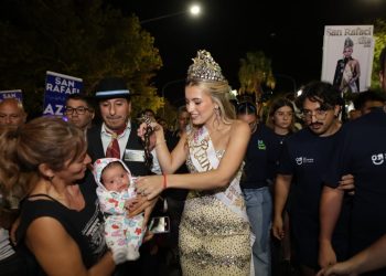 Multitudinario recibimiento para Azul Antolinez en la Rotonda del Mapa